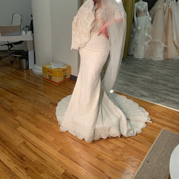 Wedding dress - Picture 6 of 11